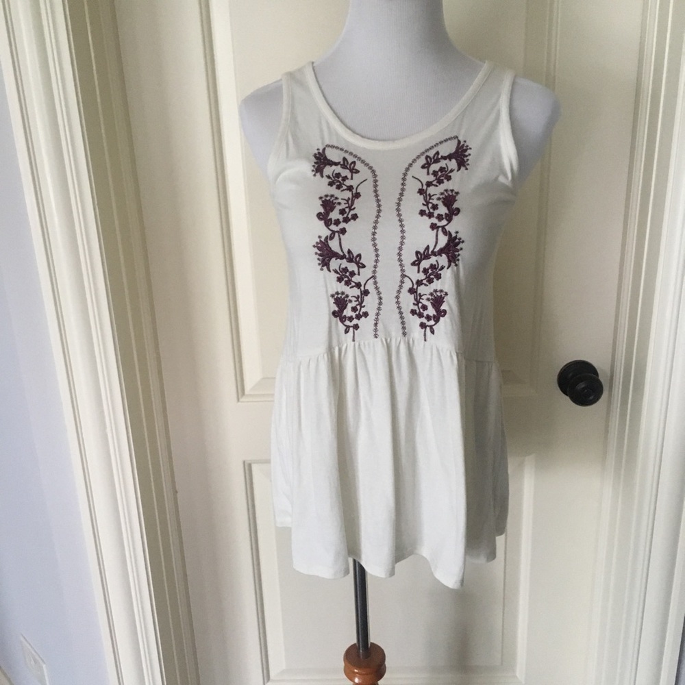 Girls Embroidered top. Like new!! 😊